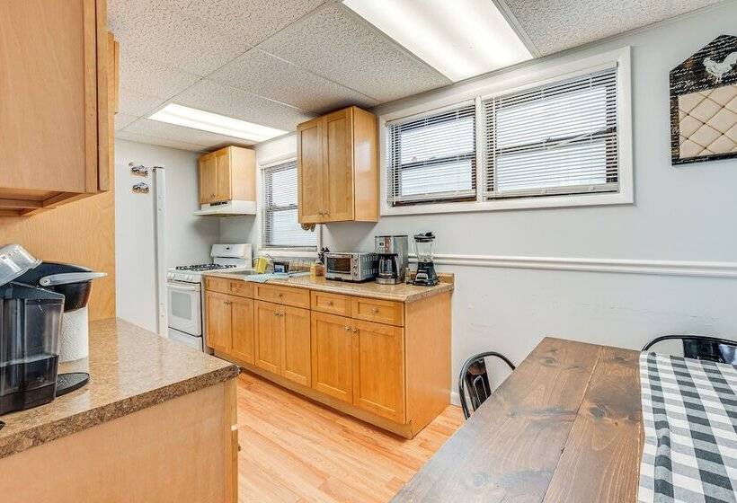 Cozy Keansburg Cottage: Walk To Beach & Boardwalk!