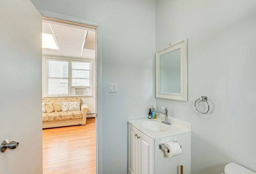 Cozy Keansburg Cottage: Walk To Beach & Boardwalk!