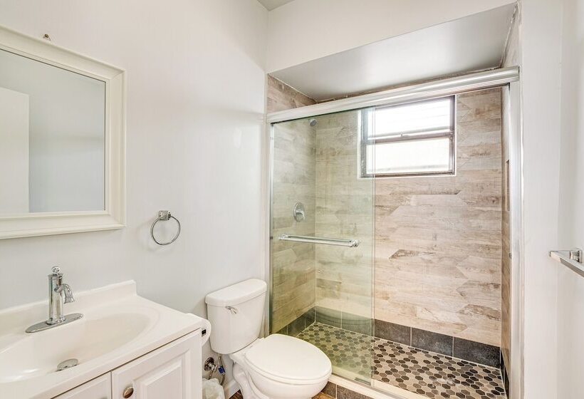 Cozy Keansburg Cottage: Walk To Beach & Boardwalk!