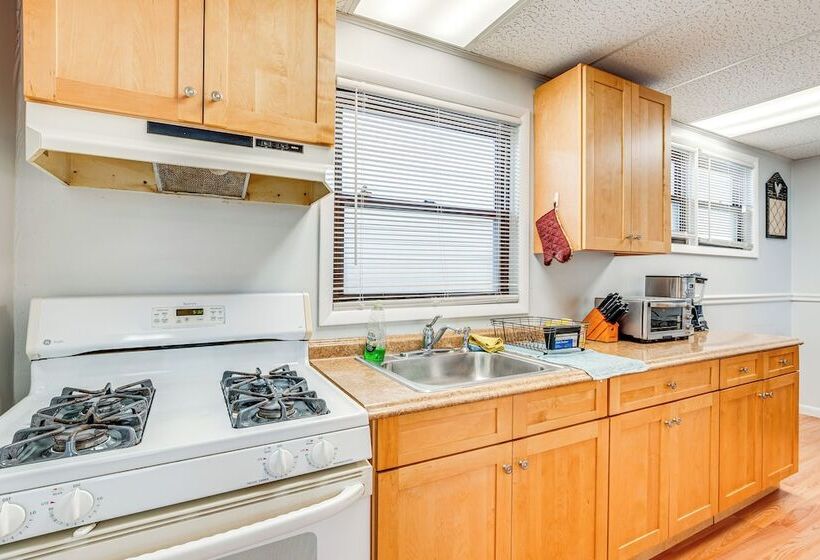 Cozy Keansburg Cottage: Walk To Beach & Boardwalk!