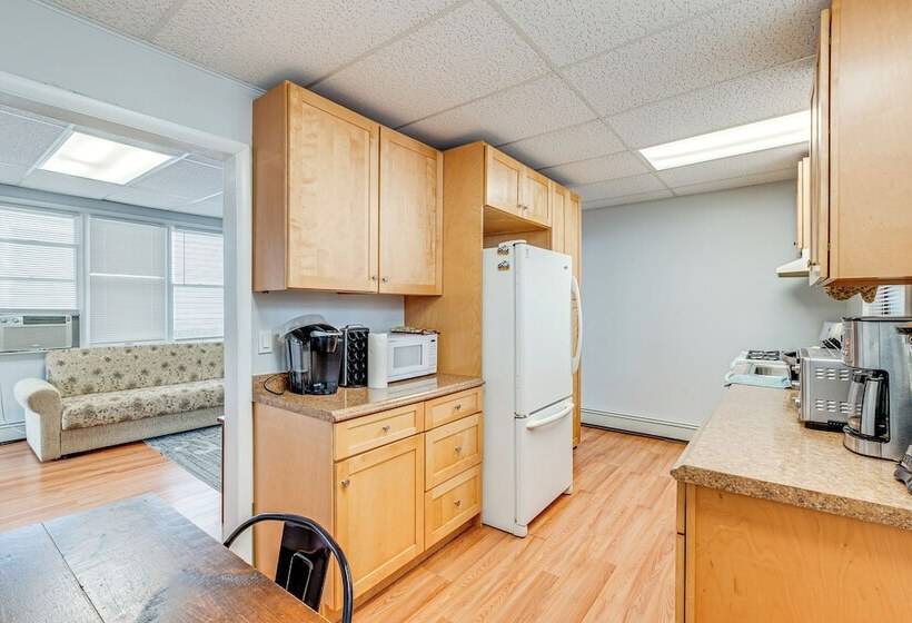 Cozy Keansburg Cottage: Walk To Beach & Boardwalk!