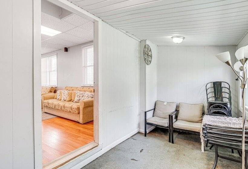 Cozy Keansburg Cottage: Walk To Beach & Boardwalk!