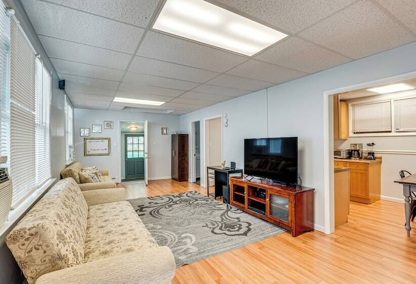 Cozy Keansburg Cottage: Walk To Beach & Boardwalk!