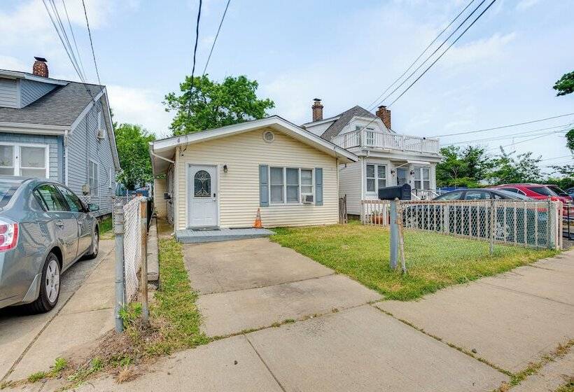 Cozy Keansburg Cottage: Walk To Beach & Boardwalk!