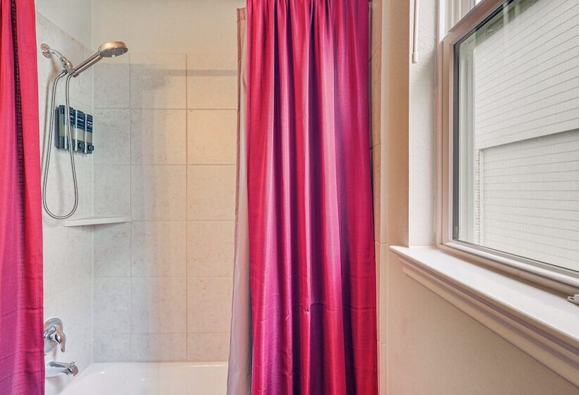 Walk To Brazos County Expo: Elegant Home W/ Grill!