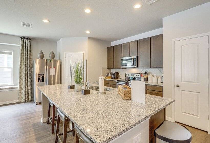 Walk To Brazos County Expo: Elegant Home W/ Grill!