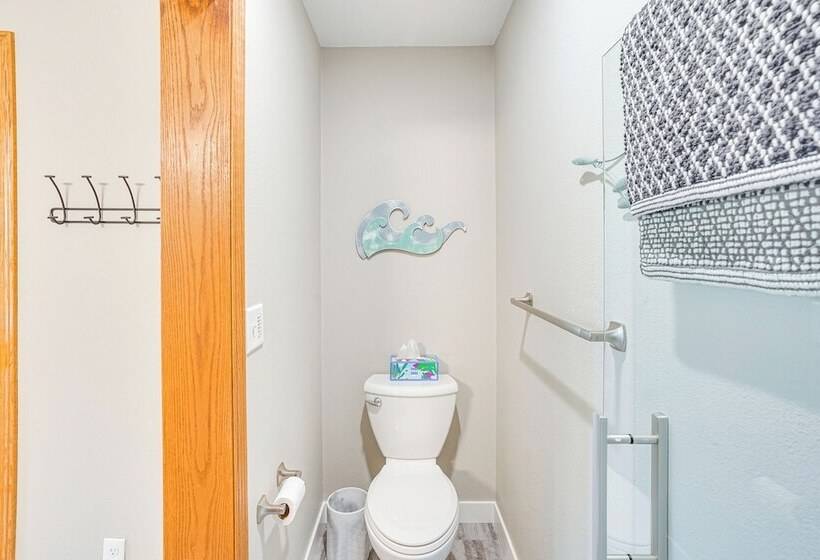 Family Friendly Lakeview Cottage W/ Deck & View