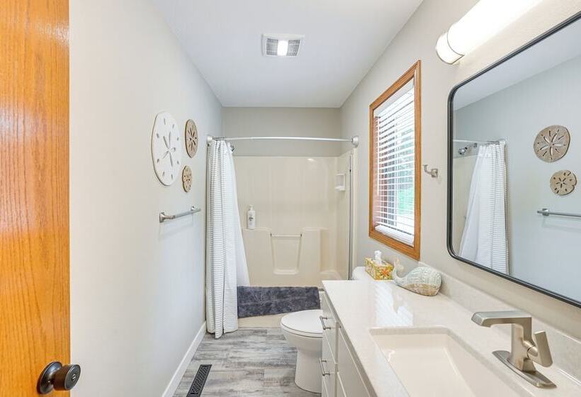 Family Friendly Lakeview Cottage W/ Deck & View