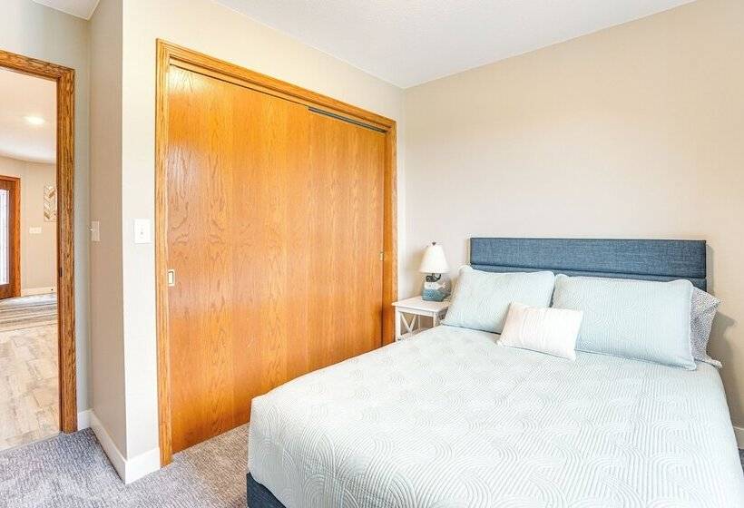 Family Friendly Lakeview Cottage W/ Deck & View