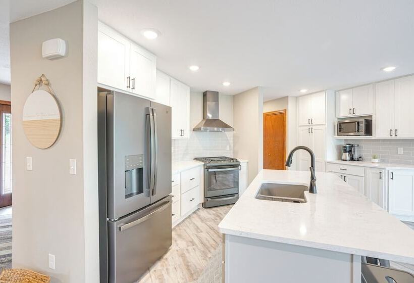 Family Friendly Lakeview Cottage W/ Deck & View