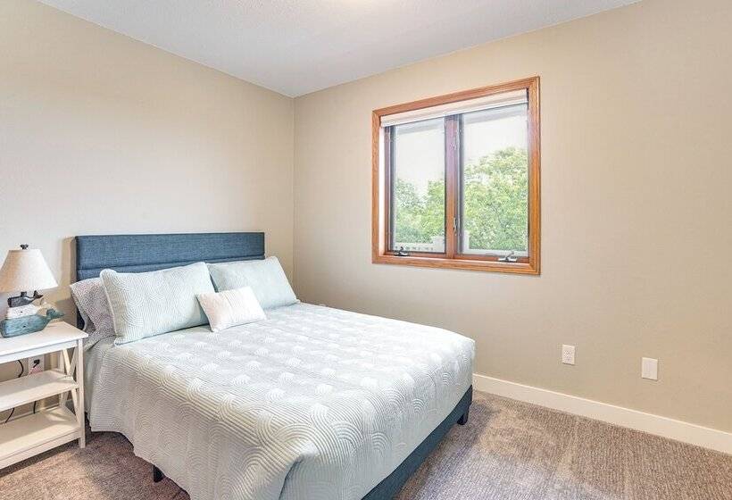 Family Friendly Lakeview Cottage W/ Deck & View