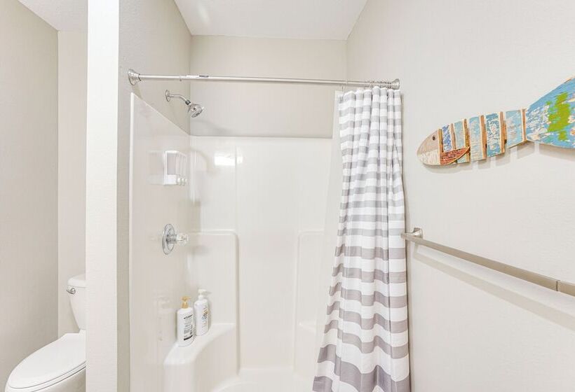 Family Friendly Lakeview Cottage W/ Deck & View