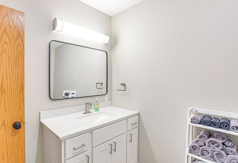 Family Friendly Lakeview Cottage W/ Deck & View