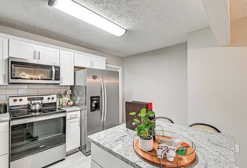 Private Hot Tub & Cold Plunge: Fayetteville Gem!