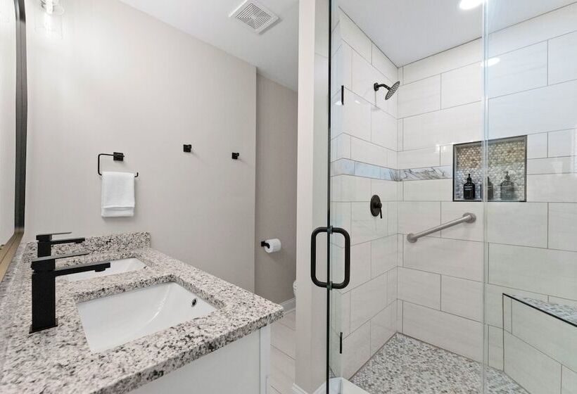 Fireside Fun By Avantstay Sleeps 18 Waterfront + Pool