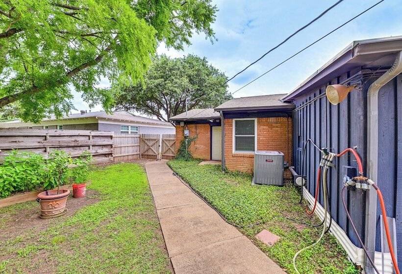 9 Mi To Dtwn: Fort Worth Home W/ Patio & Yard