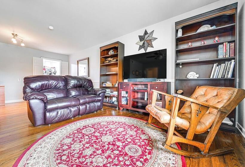 9 Mi To Dtwn: Fort Worth Home W/ Patio & Yard