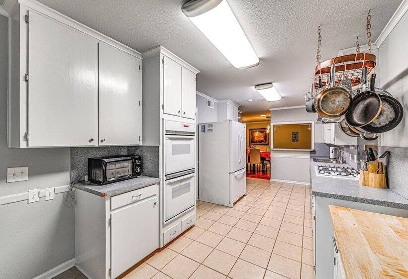 9 Mi To Dtwn: Fort Worth Home W/ Patio & Yard