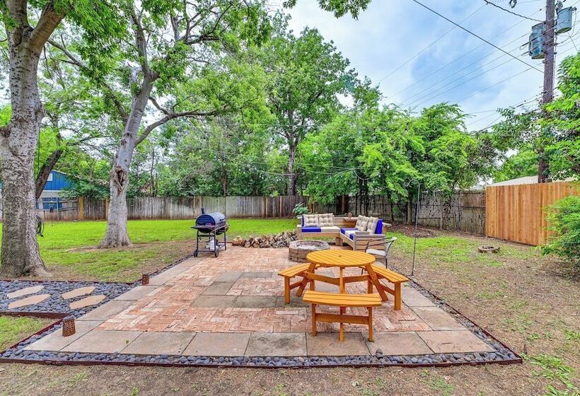 9 Mi To Dtwn: Fort Worth Home W/ Patio & Yard