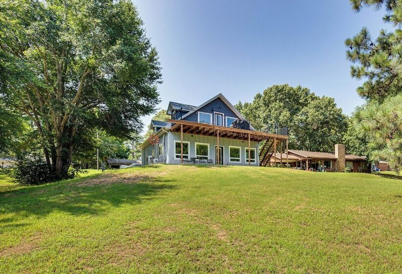 Frankston Vacation Rental: Walk To Lake Palestine!