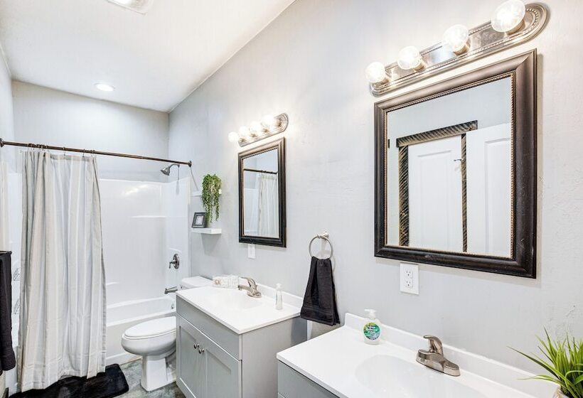 Frankston Vacation Rental: Walk To Lake Palestine!