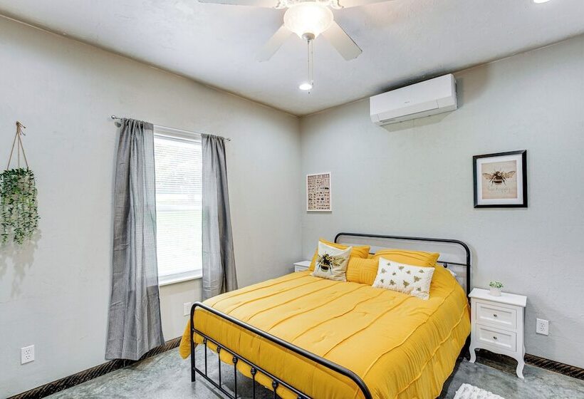 Frankston Vacation Rental: Walk To Lake Palestine!