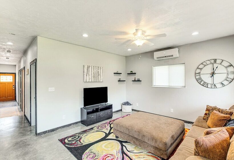 Frankston Vacation Rental: Walk To Lake Palestine!