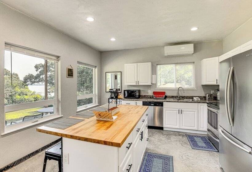 Frankston Vacation Rental: Walk To Lake Palestine!