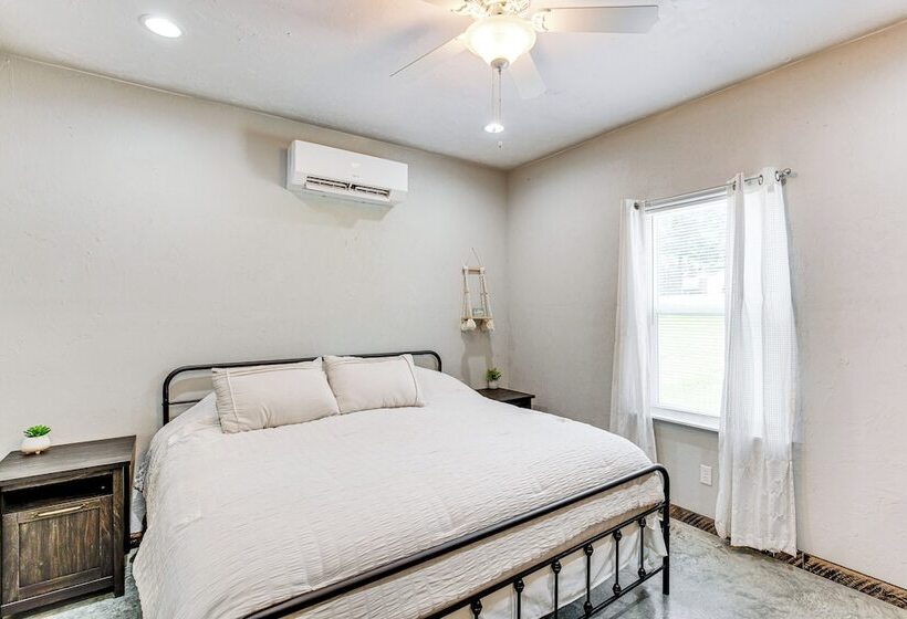 Frankston Vacation Rental: Walk To Lake Palestine!