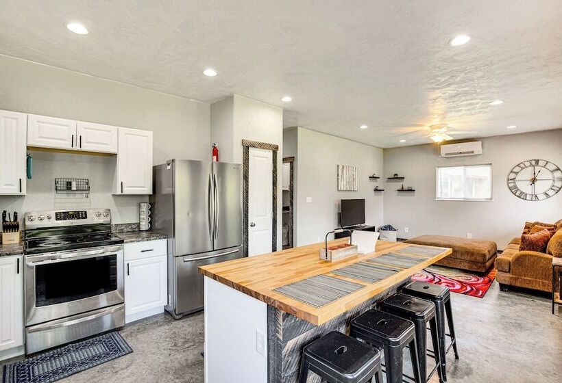 Frankston Vacation Rental: Walk To Lake Palestine!