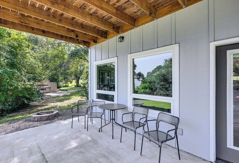 Frankston Vacation Rental: Walk To Lake Palestine!