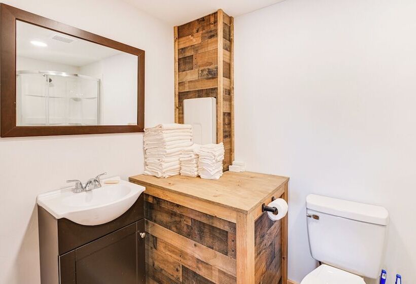 Harrington Cabin W/ Grills   Near Beaches & Hiking