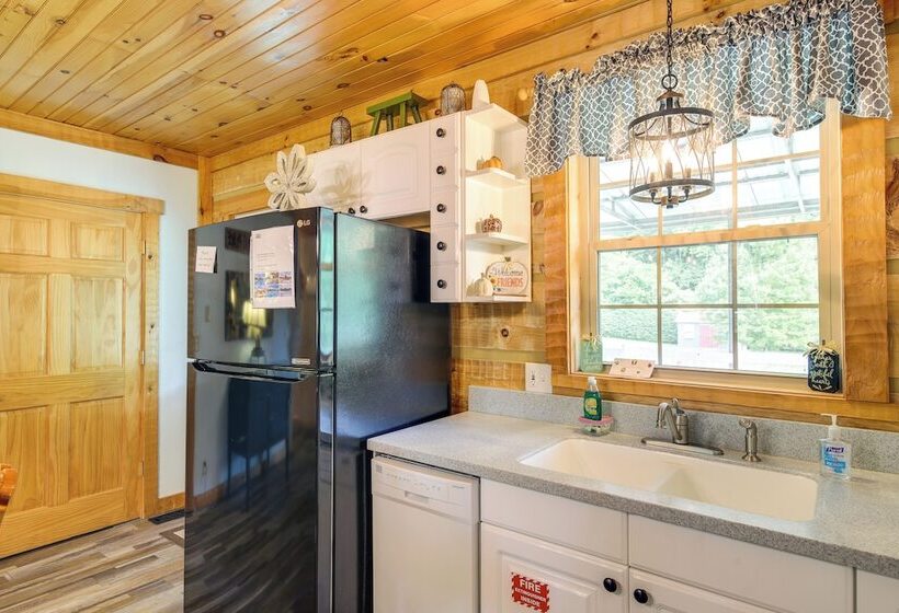 Home W/ Fire Pit, Near The Island In Pigeon Forge!