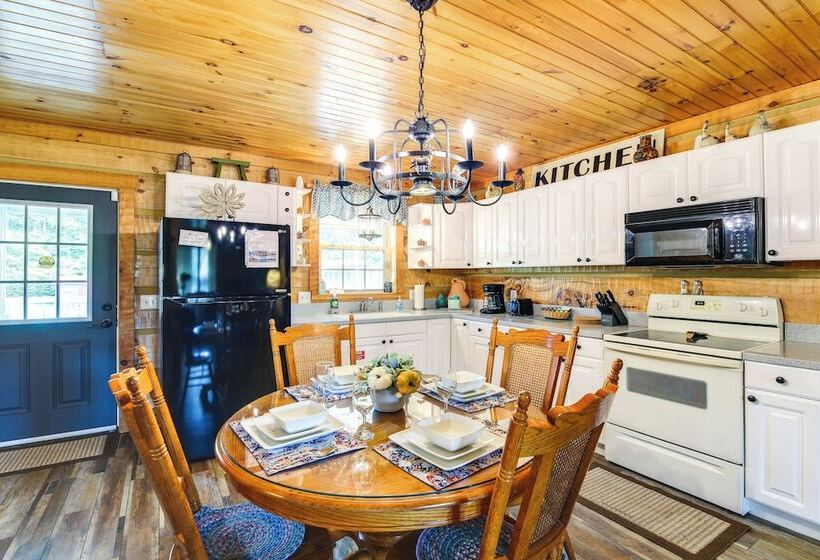 Home W/ Fire Pit, Near The Island In Pigeon Forge!