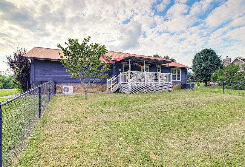 Home W/ Fire Pit, Near The Island In Pigeon Forge!