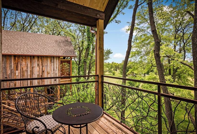 فندق Fairway Treehouses
