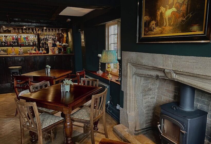 בית מלון כפרי The Crown At Shipton