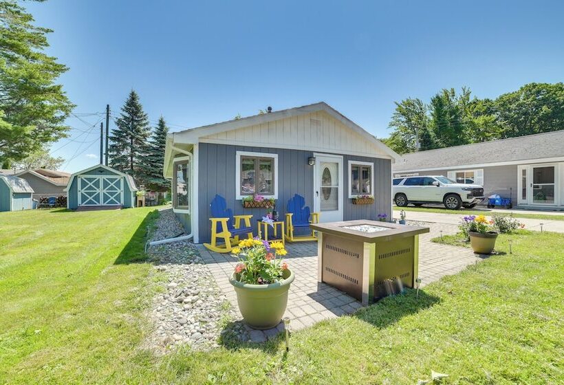 Houghton Lake Cottage W/ Patio: Walk To Waterfront