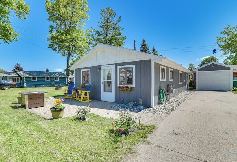 Houghton Lake Cottage W/ Patio: Walk To Waterfront