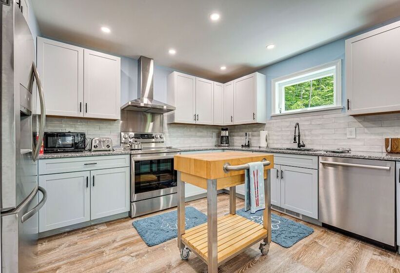 Near Hiking Trails & Ski Resorts: Killington Home!