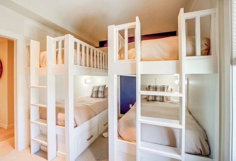 Hot Tub & Lake Views: Lake Chelan Lookout Home!