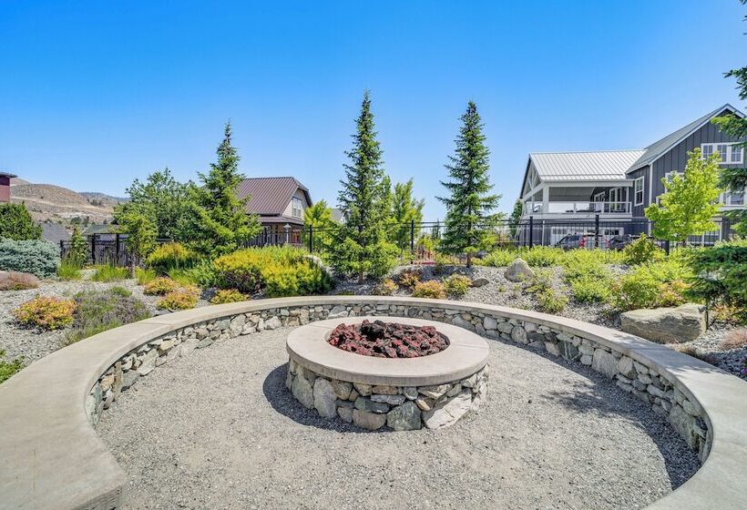 Hot Tub & Lake Views: Lake Chelan Lookout Home!