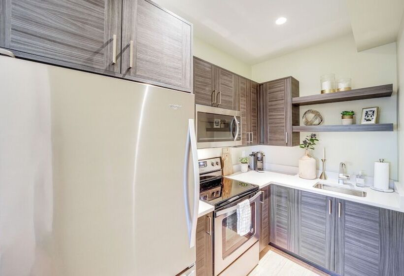 Hot Tub & Lake Views: Lake Chelan Lookout Home!