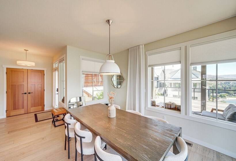 Hot Tub & Lake Views: Lake Chelan Lookout Home!