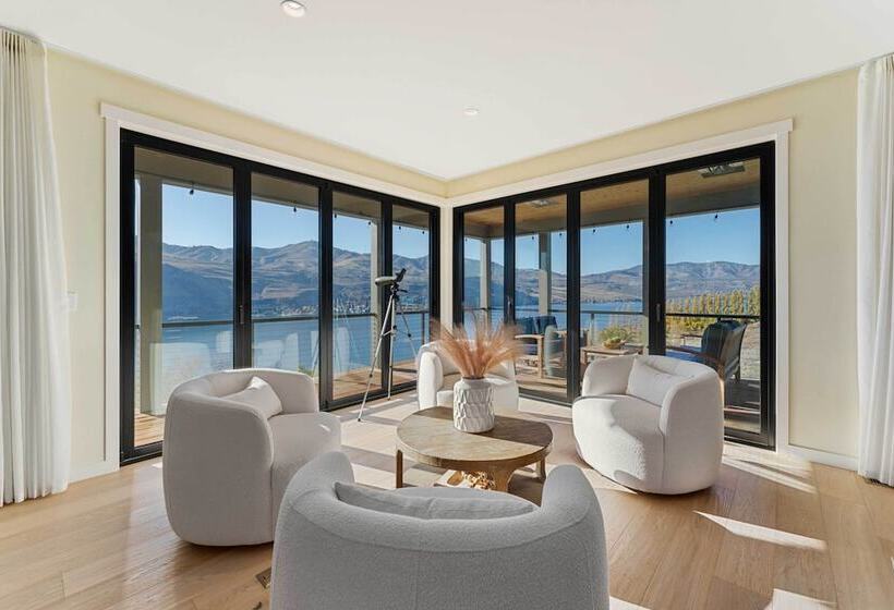 Hot Tub & Lake Views: Lake Chelan Lookout Home!
