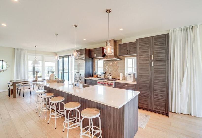 Hot Tub & Lake Views: Lake Chelan Lookout Home!