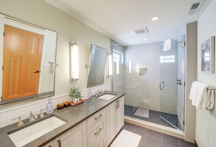 Hot Tub & Lake Views: Lake Chelan Lookout Home!