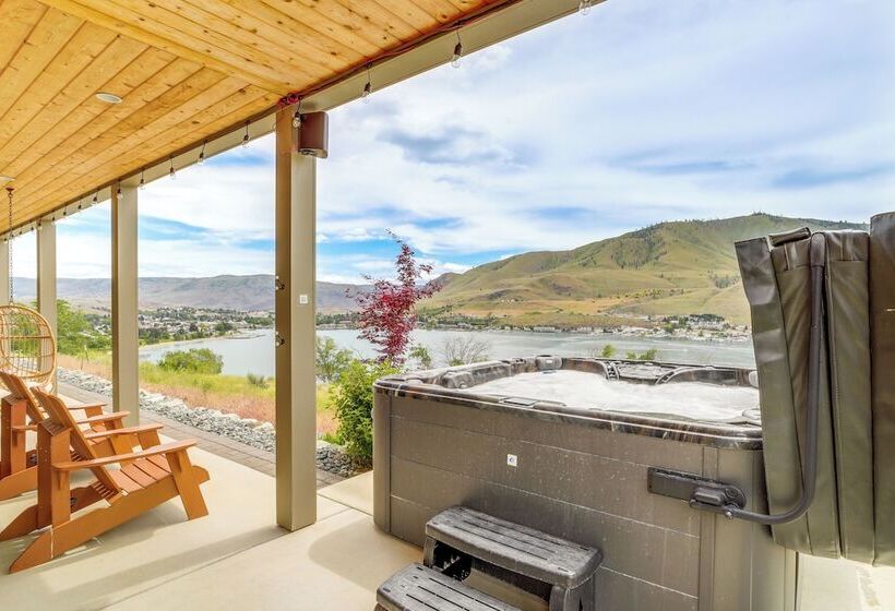 Hot Tub & Lake Views: Lake Chelan Lookout Home!