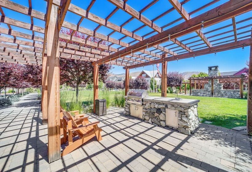 Hot Tub & Lake Views: Lake Chelan Lookout Home!