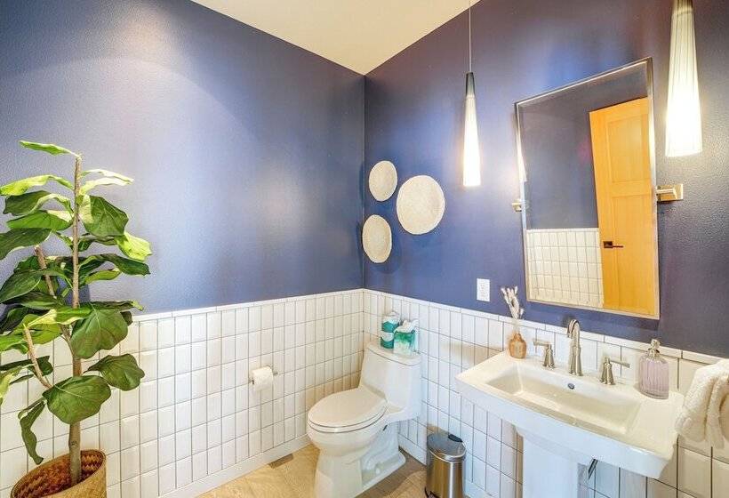 Hot Tub & Lake Views: Lake Chelan Lookout Home!